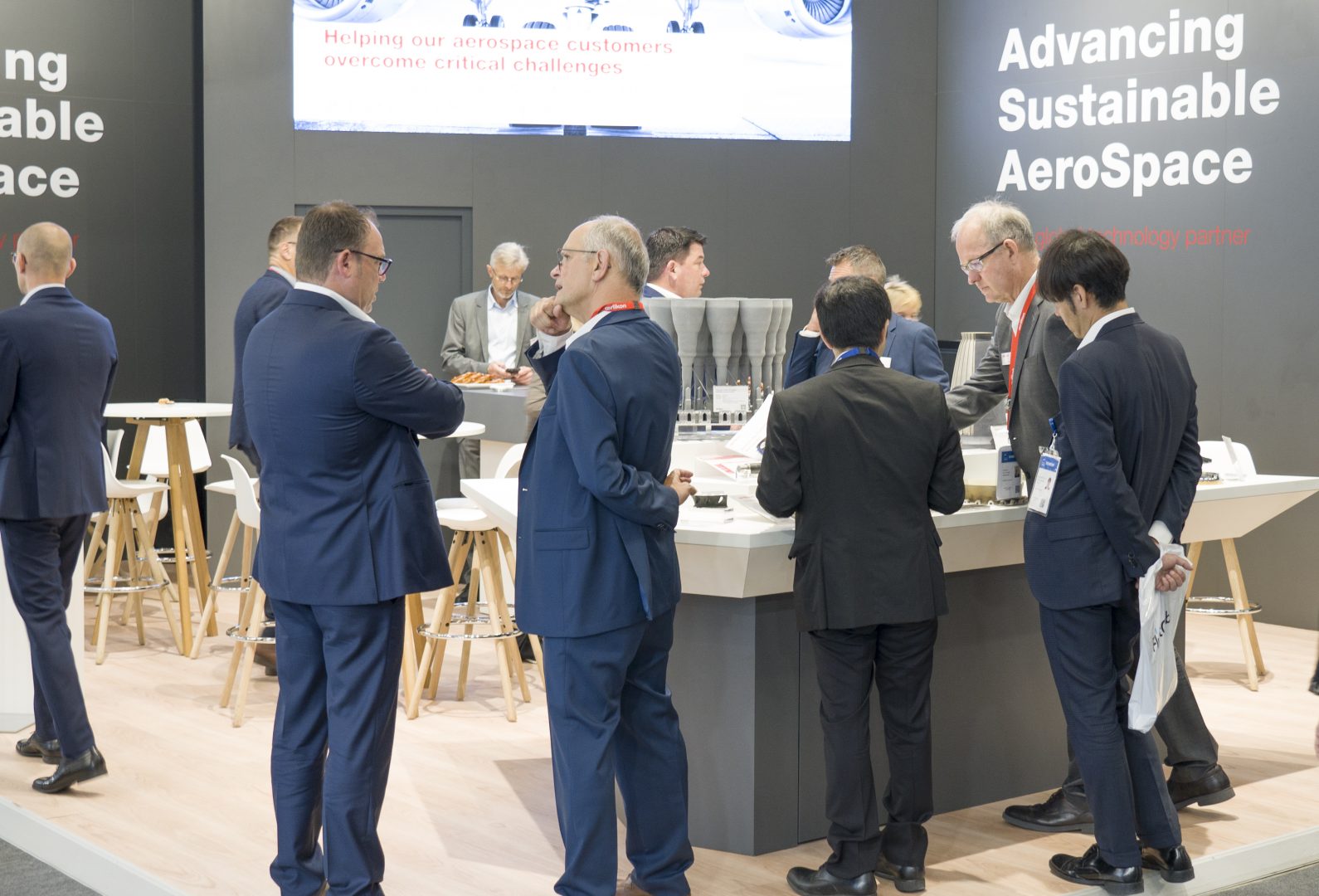 Des participants discutent autour d'un stand au salon du Bourget.